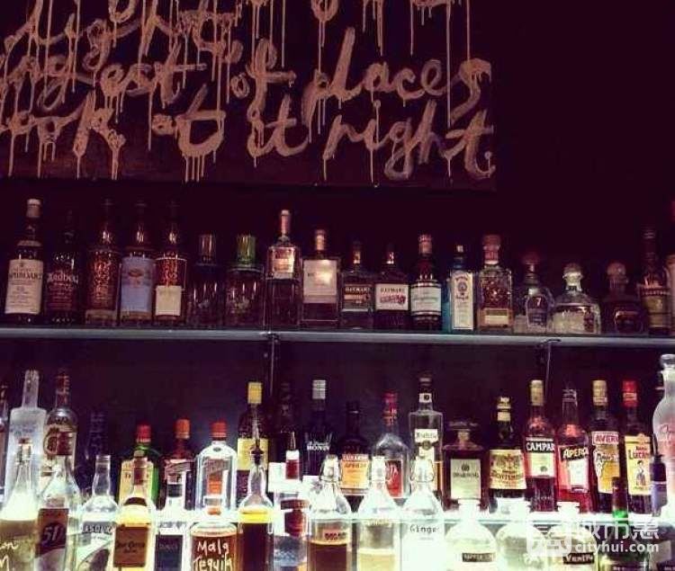 毛毛蟲酒吧與比薩